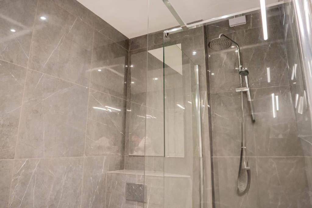 Superb Next To Hyde Park * London