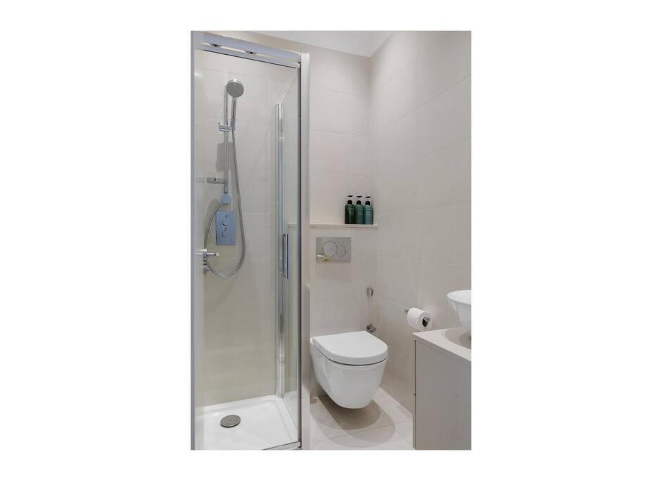 Superb Two Bedroom Flat In Little Venice *