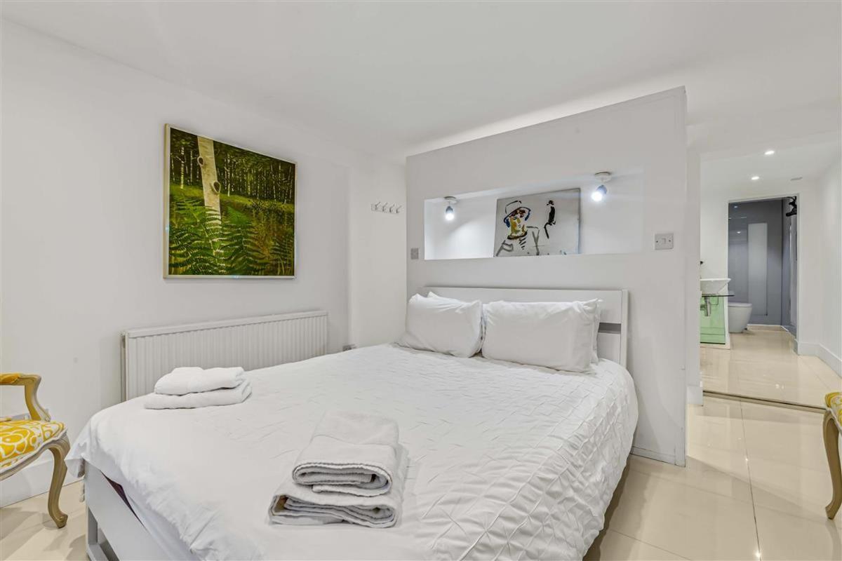 Earls Court Spacious Apartment London