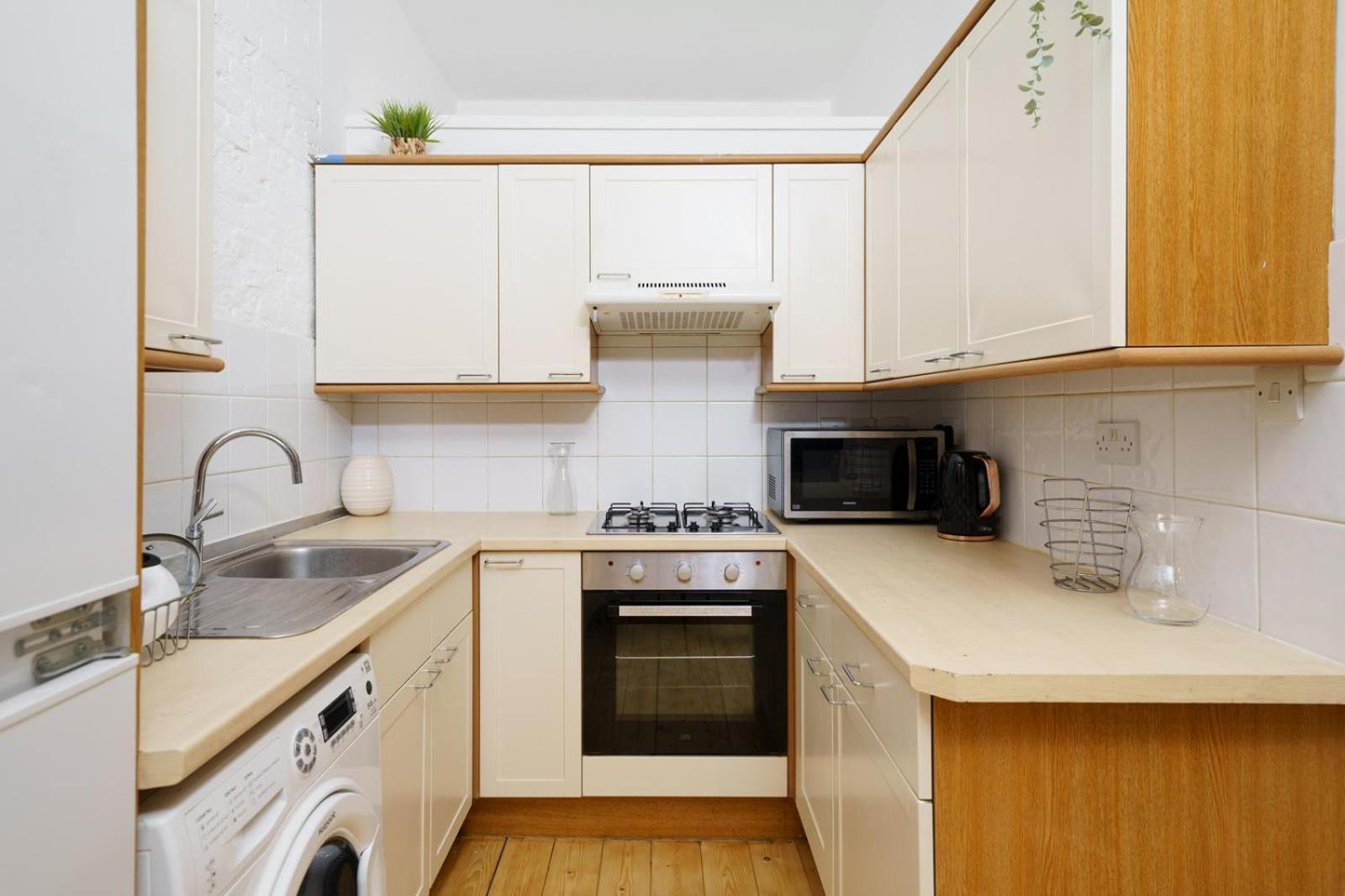 Modern 4-bedroom In Fulham, *