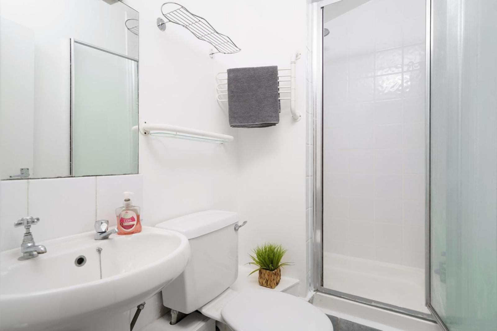 Modern 4-bedroom In Fulham, *