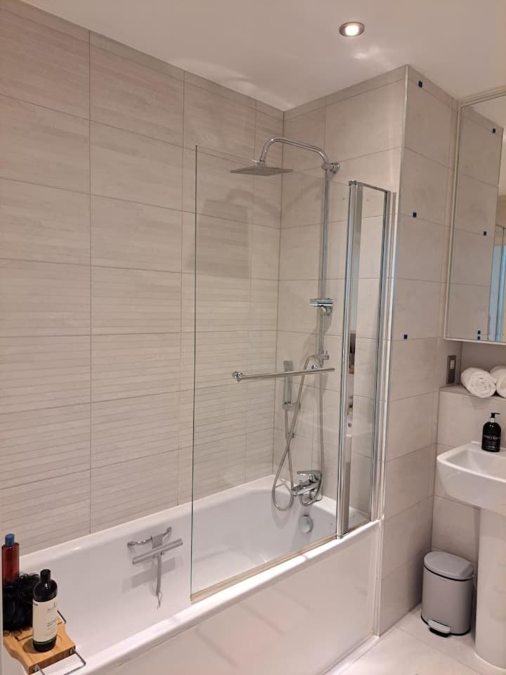 Cozy Double With Large En Near Canary Wharf With Amazing Views In A Shared London
