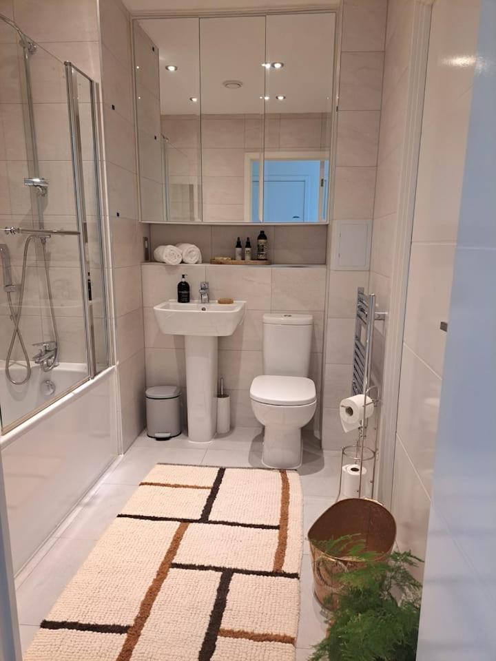 Cozy Double With Large En Near Canary Wharf With Amazing Views In A Shared London