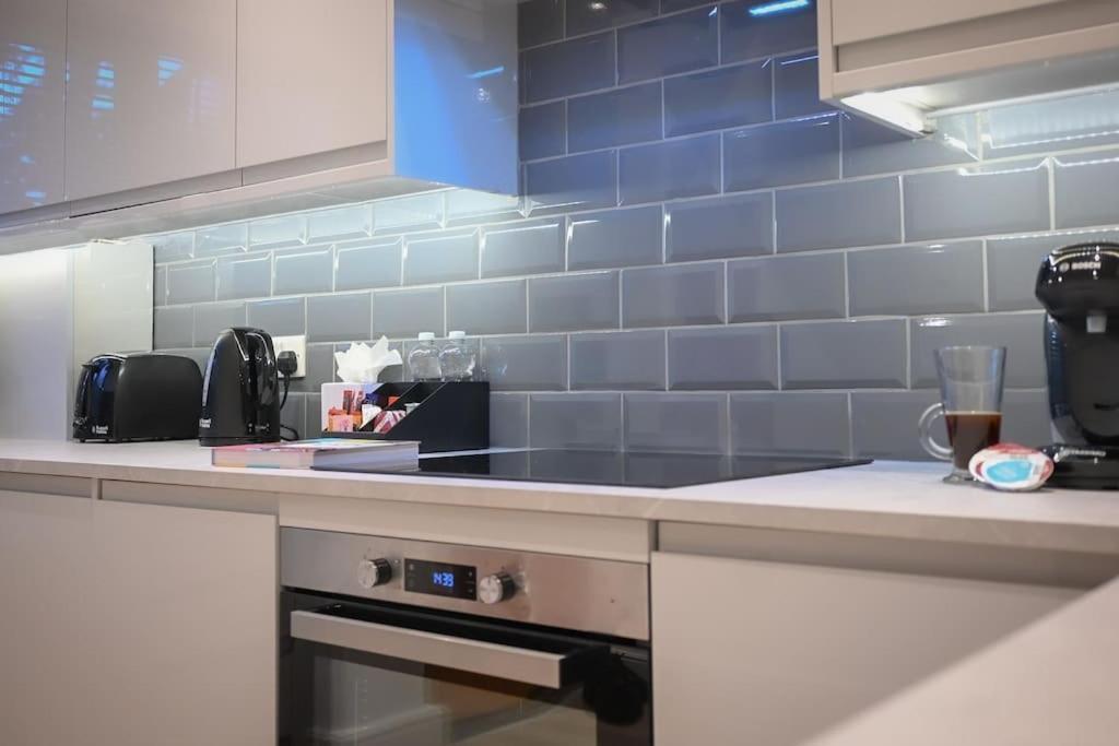 Modern 2 Bed Split Level Maisonette With Parking Apartment *