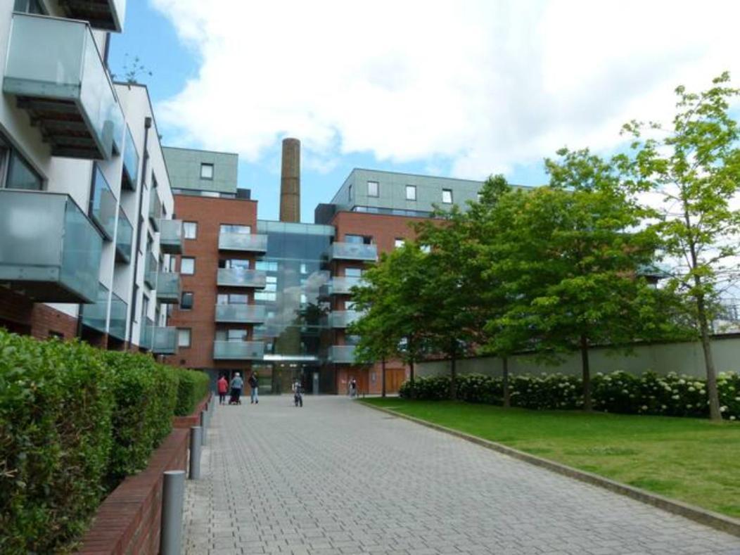 Bright & Spacious Double Bedroom With Ensuite And Concierge! Paid Parking Available Apartamento *