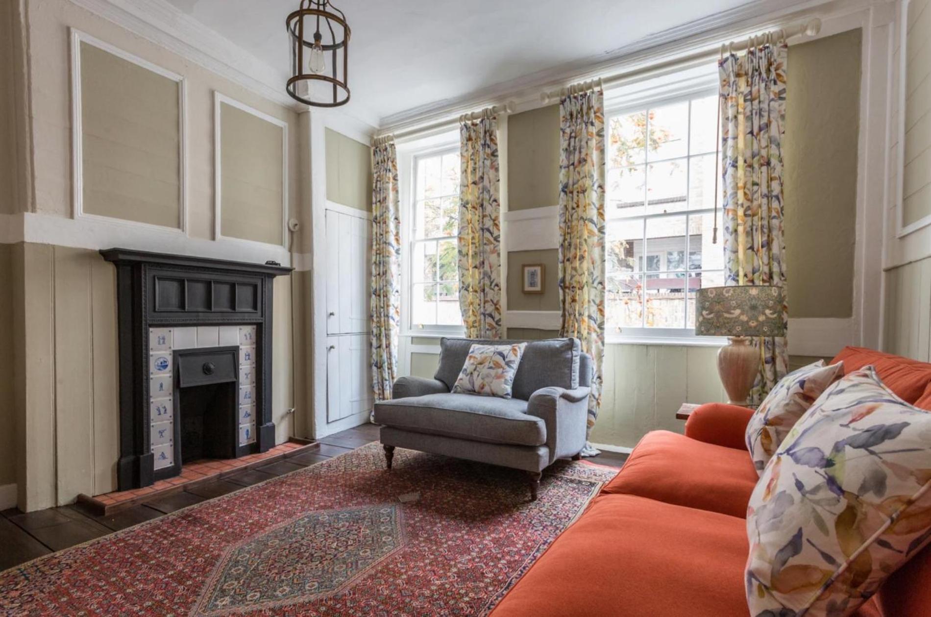Apartment The Hearts Of Old 3 Bedroom In The West End London
