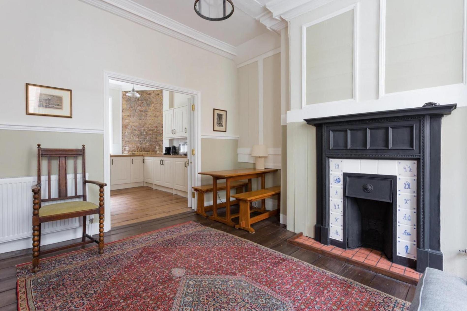 Apartment The Hearts Of Old 3 Bedroom In The West End London