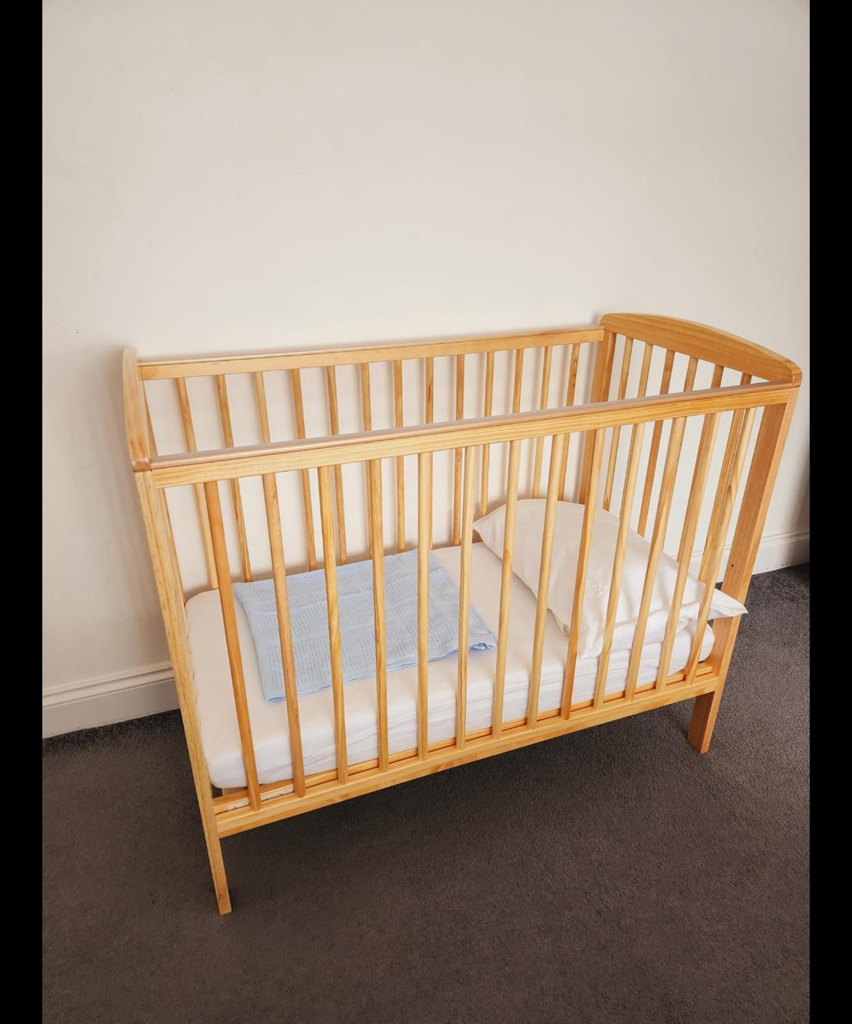 Flat: Quick Access, Refurbished 3-bed Near Station London