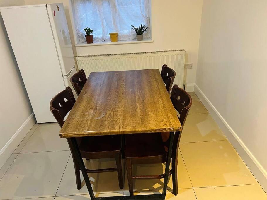 Apartment Room In Wembley London