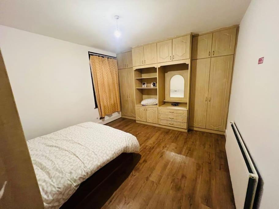 Room In Wembley Apartment *
