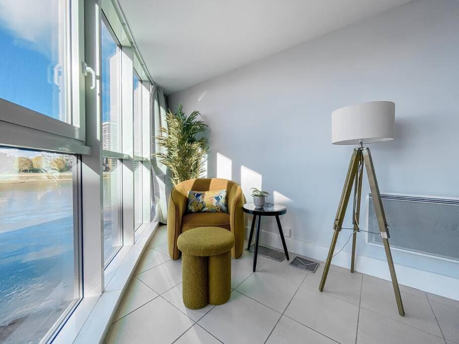 Luxury Riverside Retreat With Stunning Views Apartment *