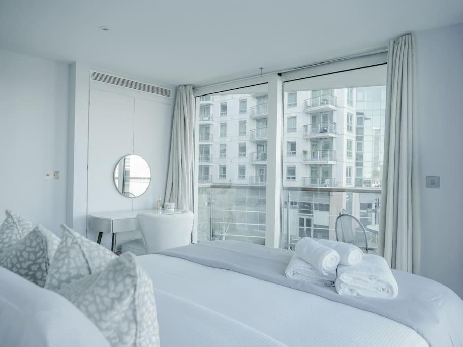 Luxury Riverside Retreat With Stunning Views * London