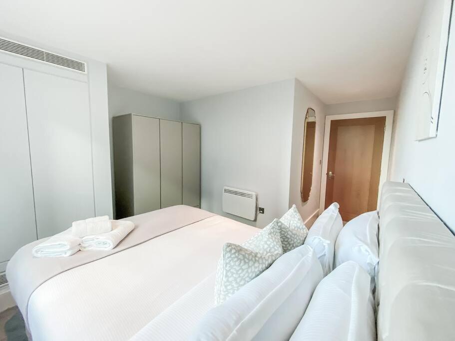 Luxury Riverside Retreat With Stunning Views * London