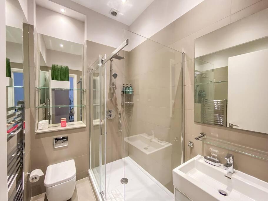 Exceptional In The Desirable Street Apartment *