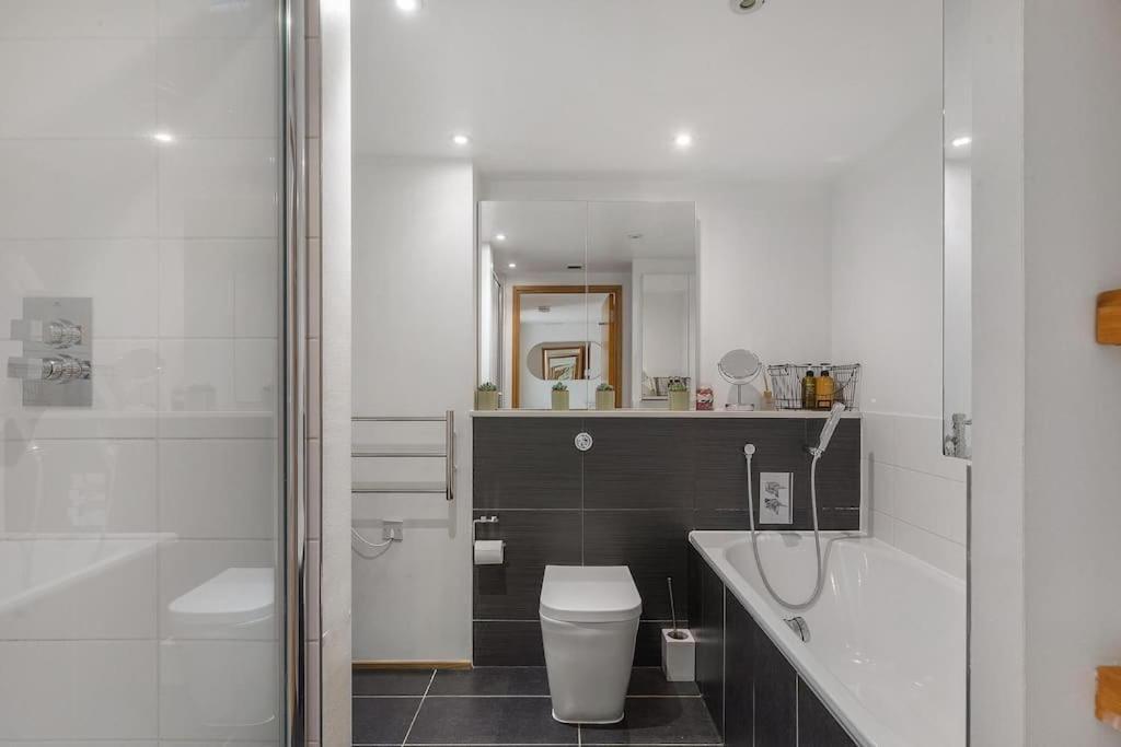 Apartment A Modern Two Bedroom Flat With Private Parking *