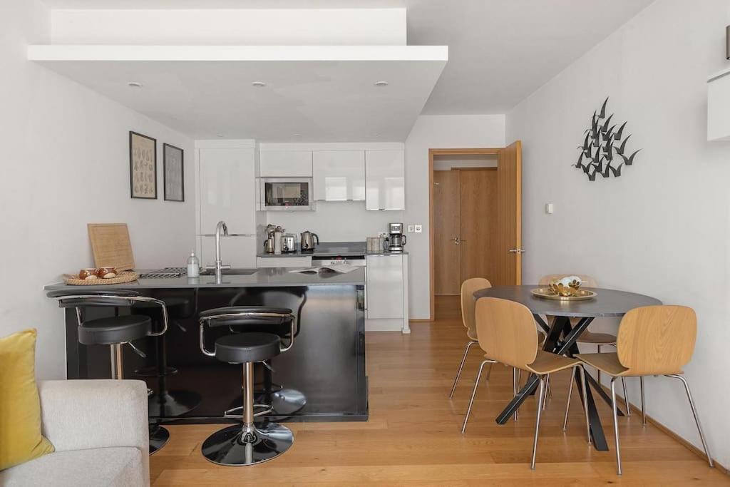 A Modern Two Bedroom Flat With Private Parking Apartment *