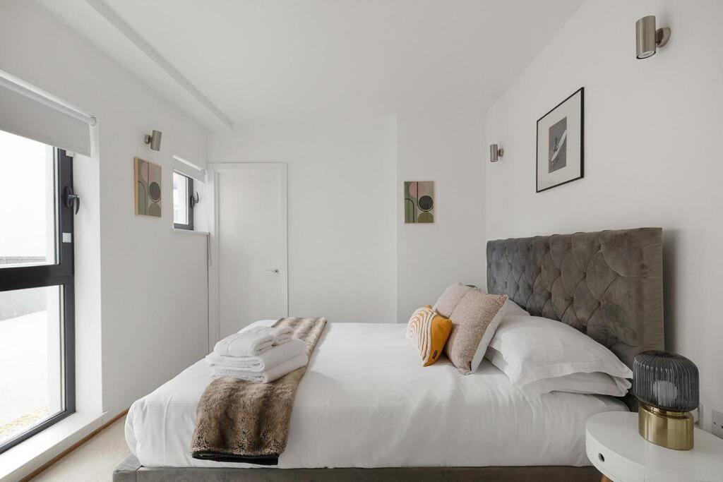 Apartment A Modern Two Bedroom Flat With Private Parking London