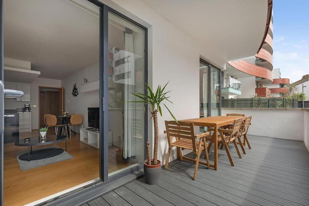 Apartment A Modern Two Bedroom Flat With Private Parking