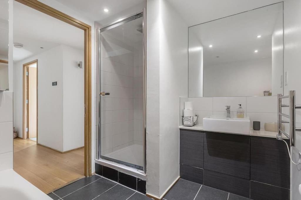 A Modern Two Bedroom Flat With Private Parking Apartment