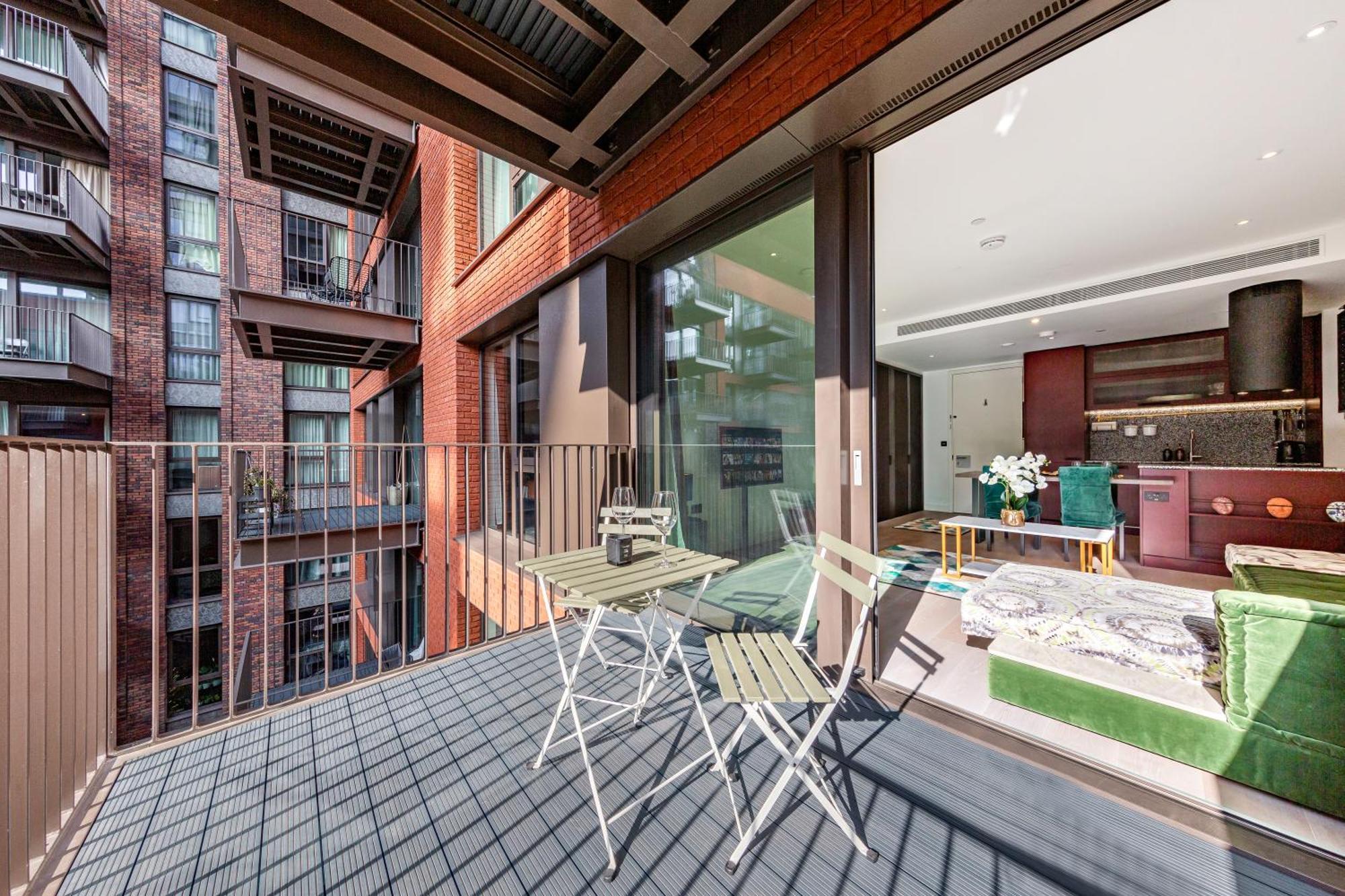 Central Luxury: Garden View Flat With Balcony London