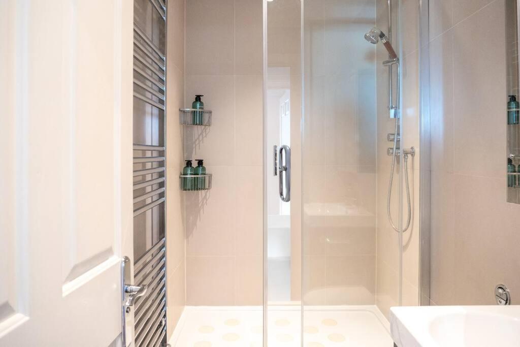 Stunning Views Modern Decor Flat In Kensington Apartment