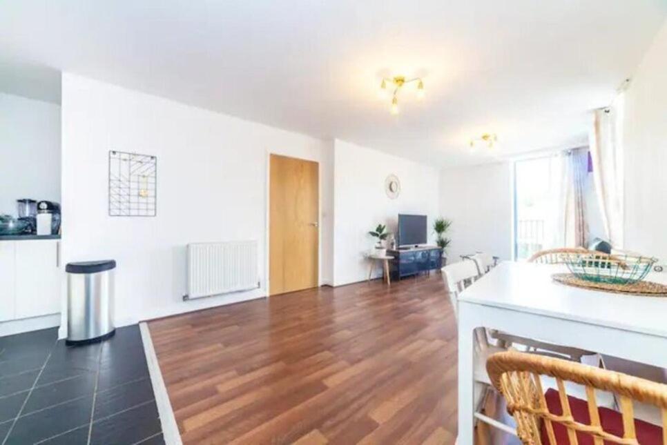 Charming 2 Bed Flat Near Greenwich Apartment
