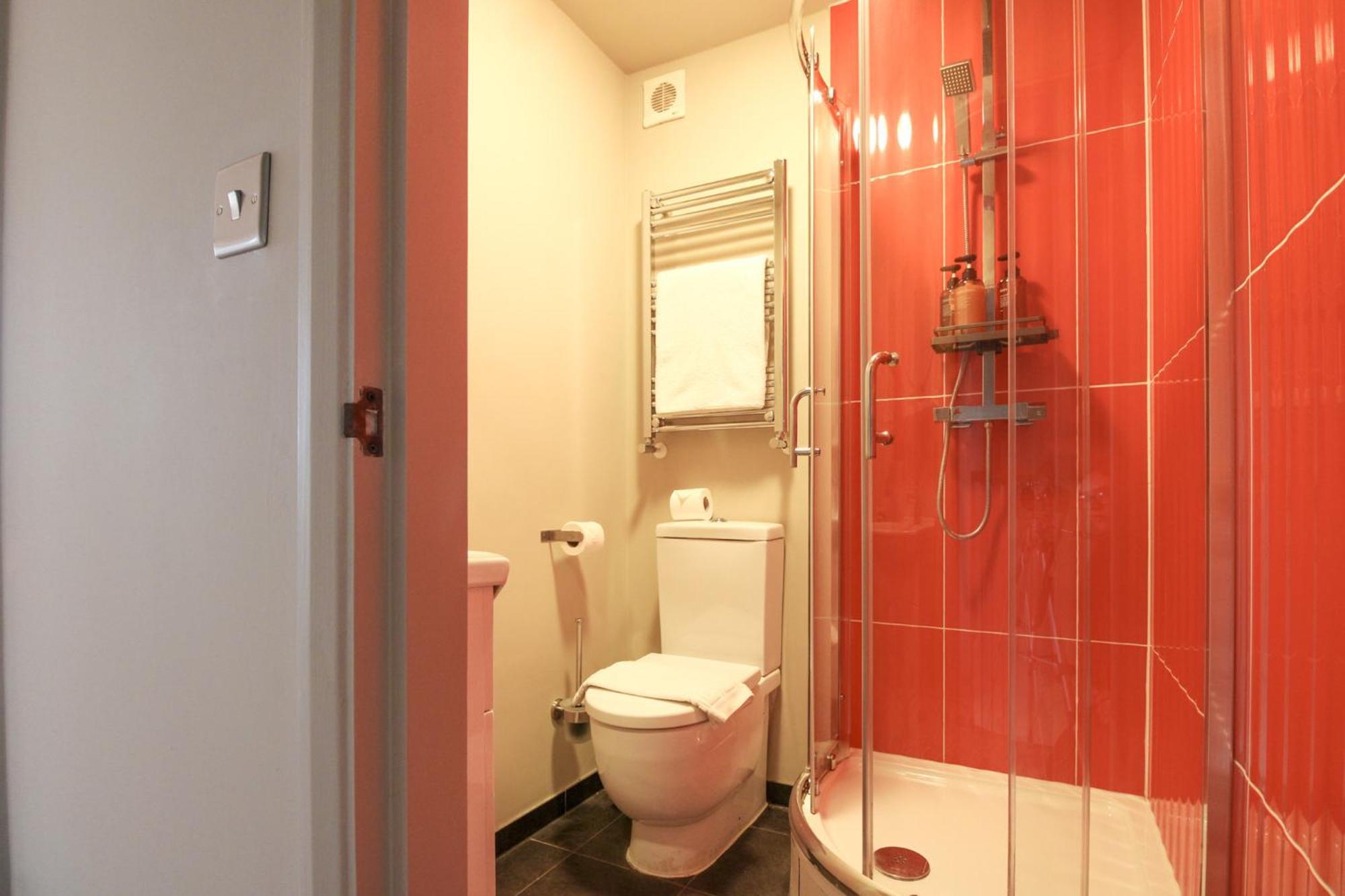 Apartment 2 Bedrooms Close To Limehouse Station