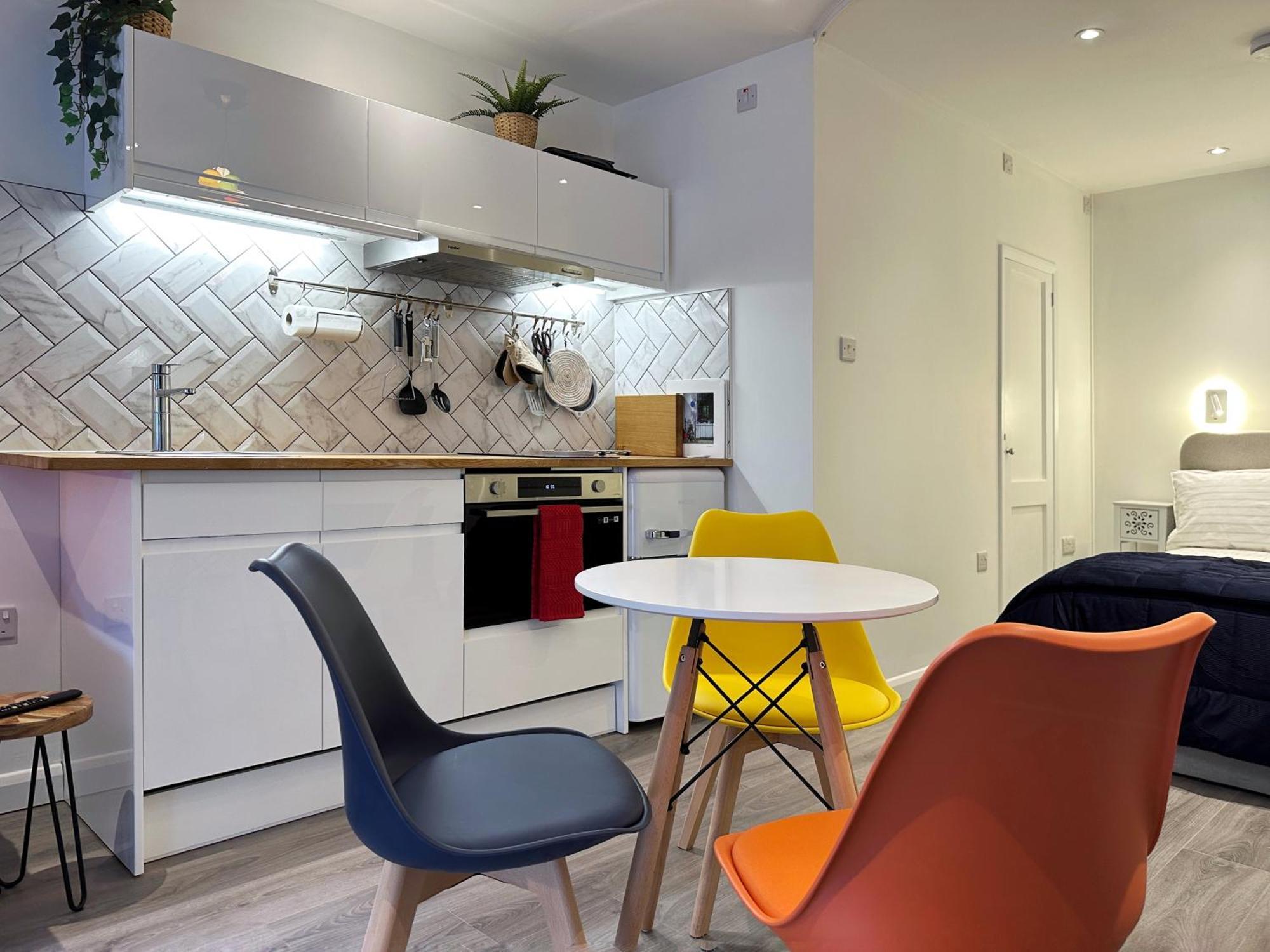 Kensington Studio Hosted By Airoperate Near Notting Hill - 1 Double Bed , 1 Sofa Bed, Ground Floor Via Private Entrance Apartment