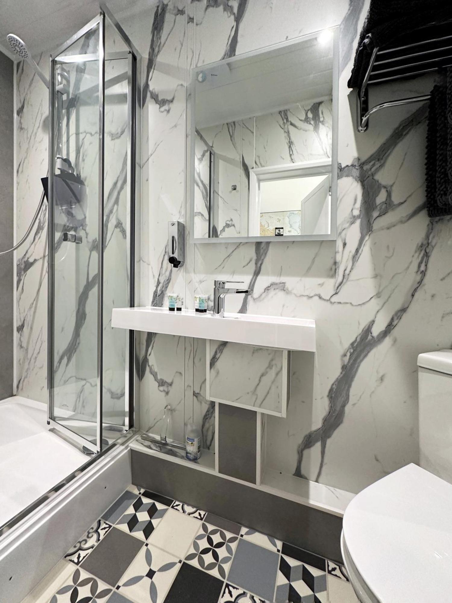 Apartment Kensington Studio Hosted By Airoperate Near Notting Hill - 1 Double Bed , 1 Sofa Bed, Ground Floor Via Private Entrance *
