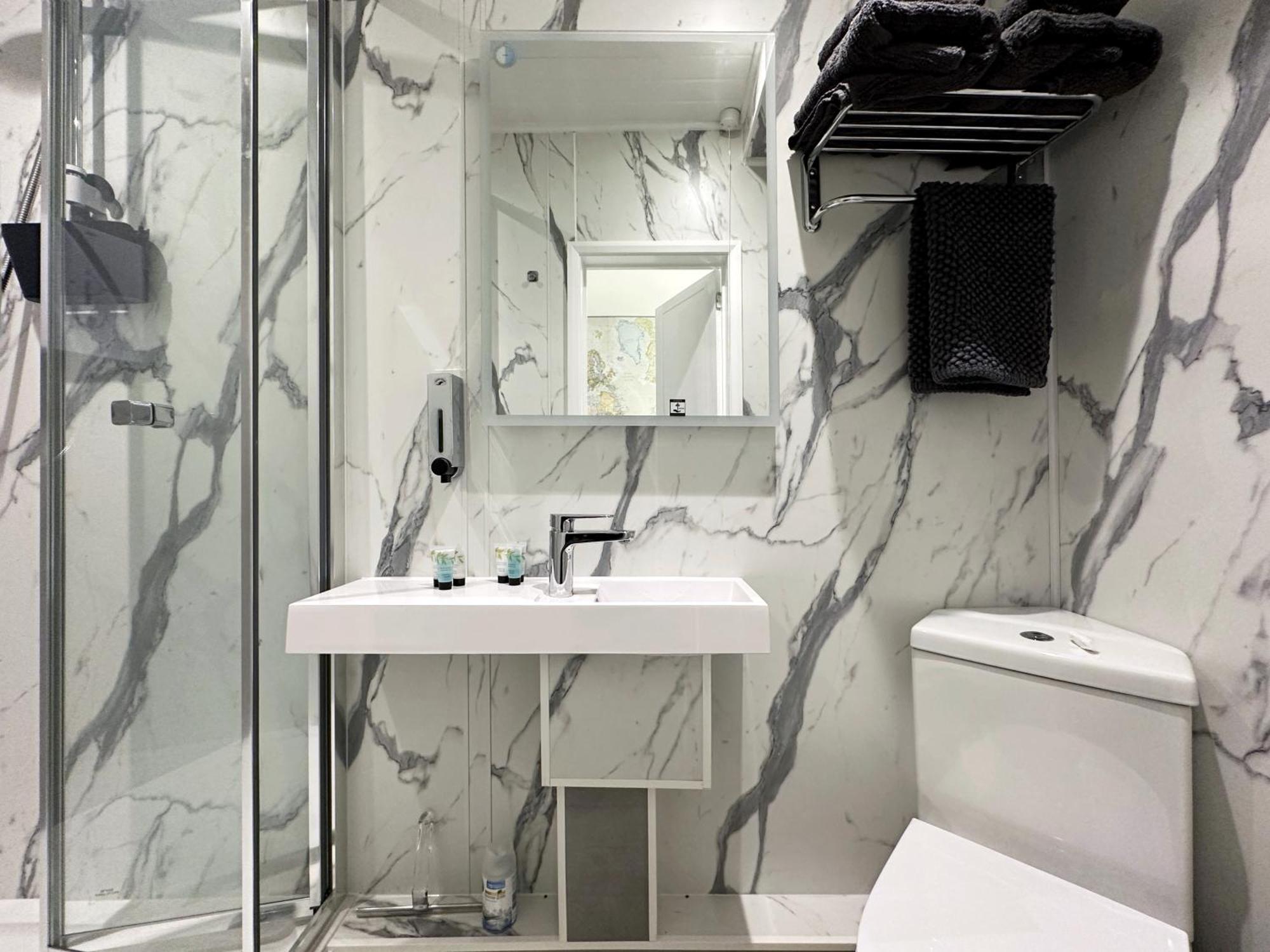 Kensington Studio Hosted By Airoperate Near Notting Hill - 1 Double Bed , 1 Sofa Bed, Ground Floor Via Private Entrance