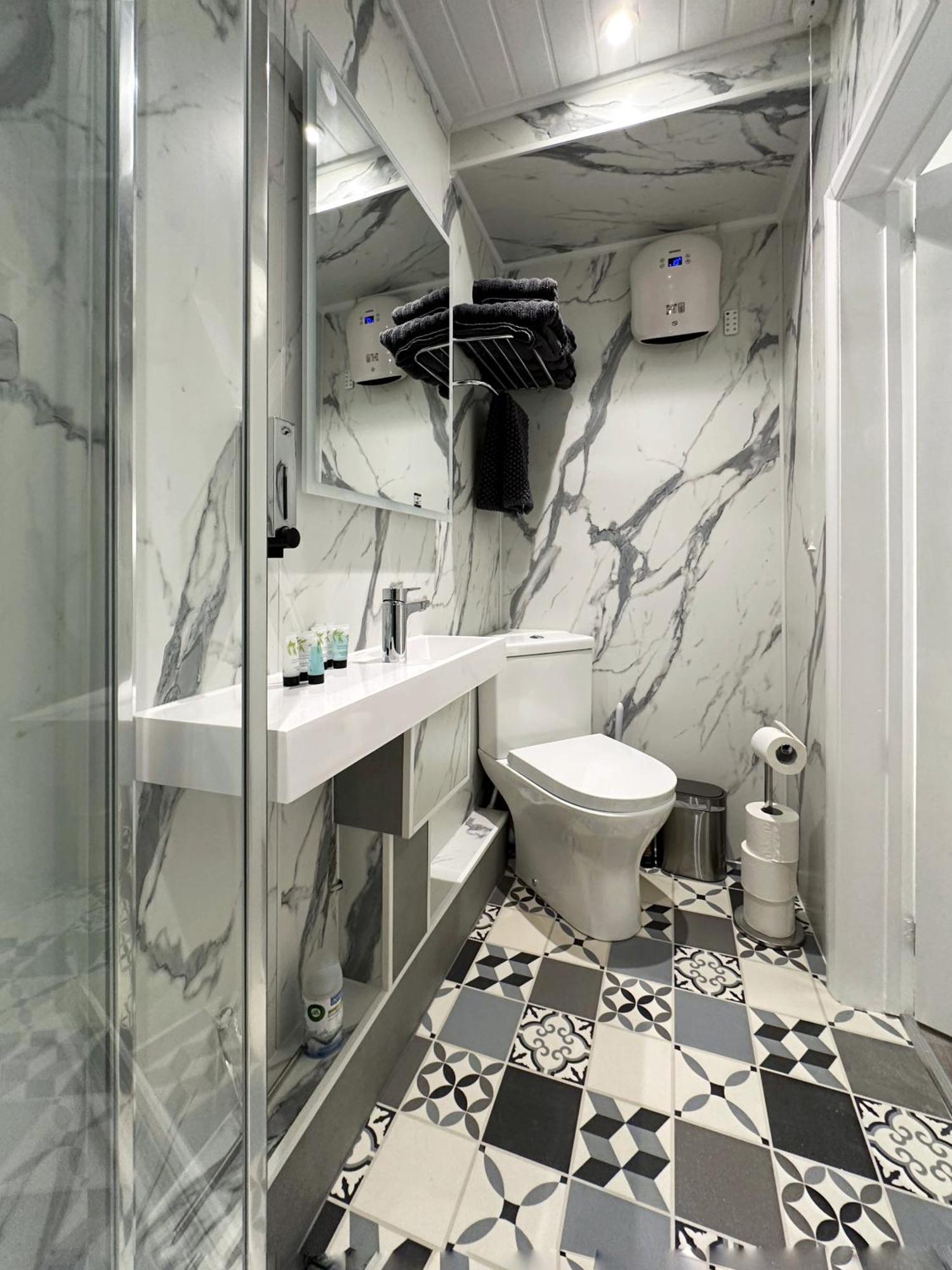 Apartment Kensington Studio Hosted By Airoperate Near Notting Hill - 1 Double Bed , 1 Sofa Bed, Ground Floor Via Private Entrance *