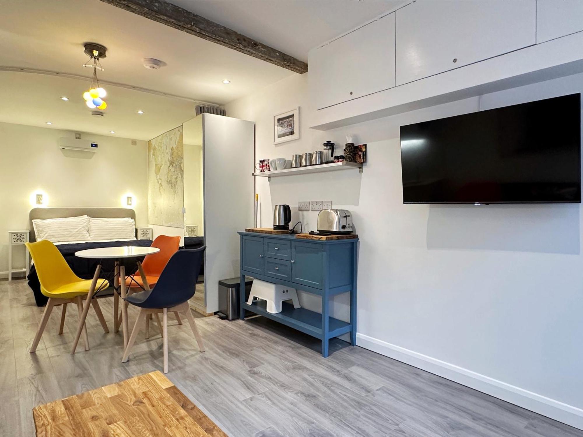 Kensington Studio Hosted By Airoperate Near Notting Hill - 1 Double Bed , 1 Sofa Bed, Ground Floor Via Private Entrance