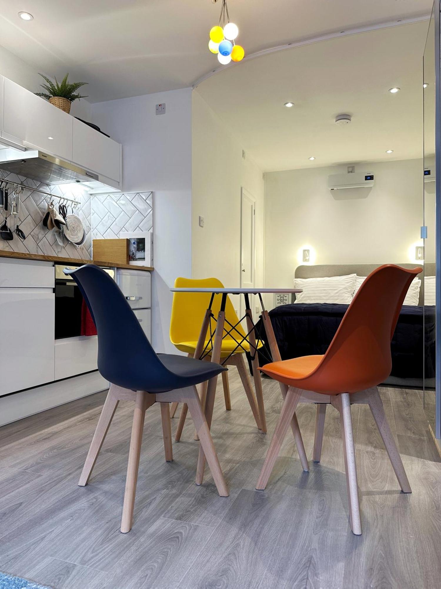 Apartment Kensington Studio Hosted By Airoperate Near Notting Hill - 1 Double Bed , 1 Sofa Bed, Ground Floor Via Private Entrance London