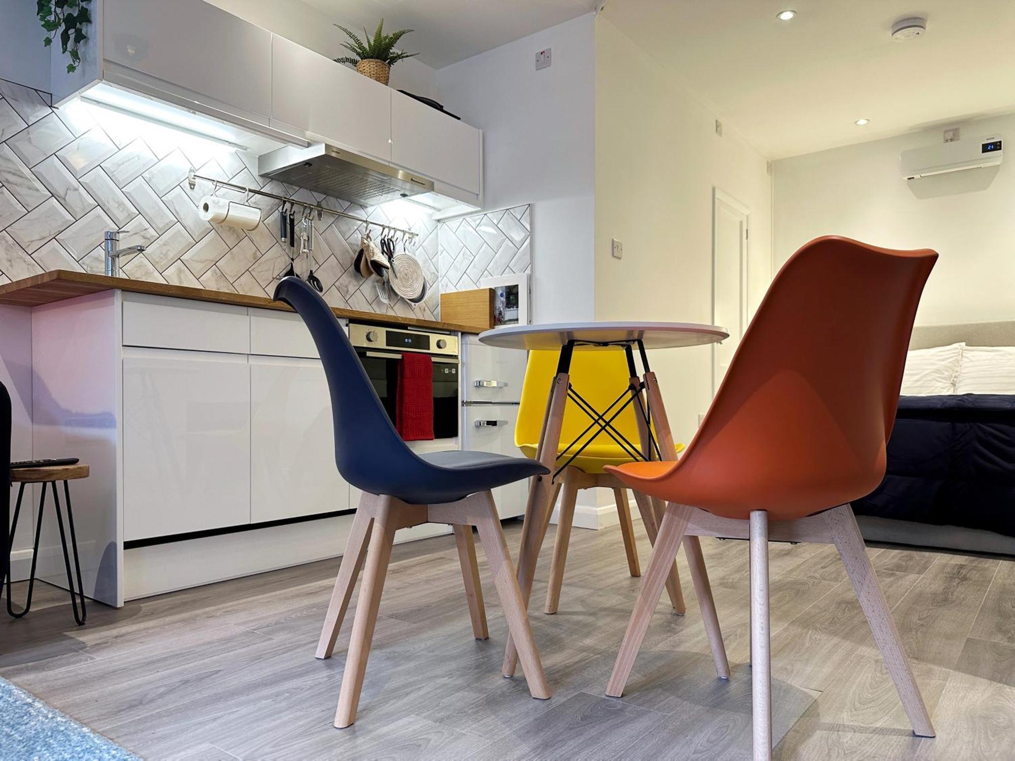 Kensington Studio Hosted By Airoperate Near Notting Hill - 1 Double Bed , 1 Sofa Bed, Ground Floor Via Private Entrance Apartment London