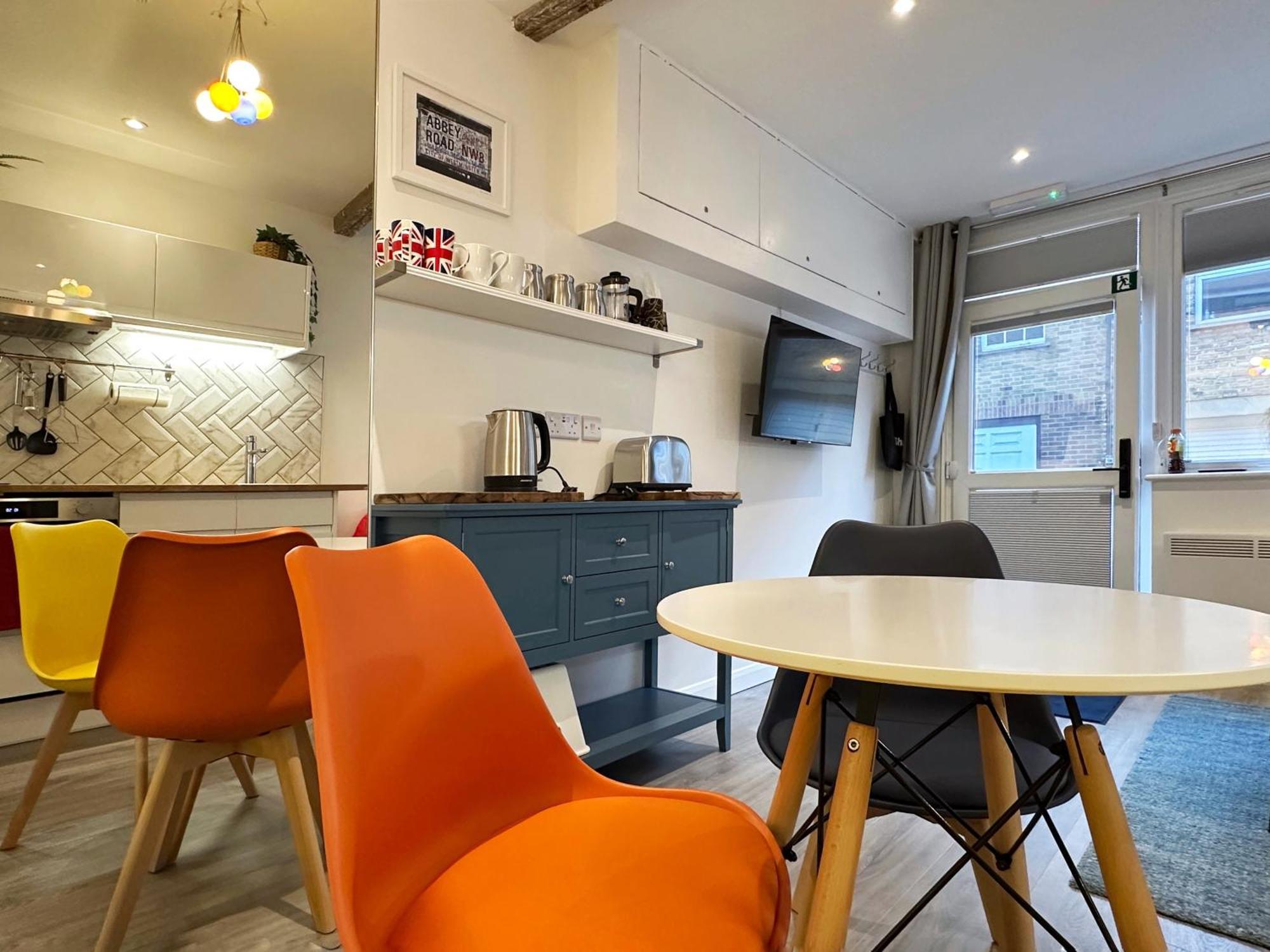 Apartment Kensington Studio Hosted By Airoperate Near Notting Hill - 1 Double Bed , 1 Sofa Bed, Ground Floor Via Private Entrance *