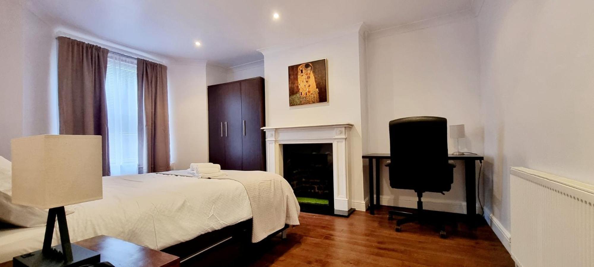 Charming Victorian With Aircon In Apartment London