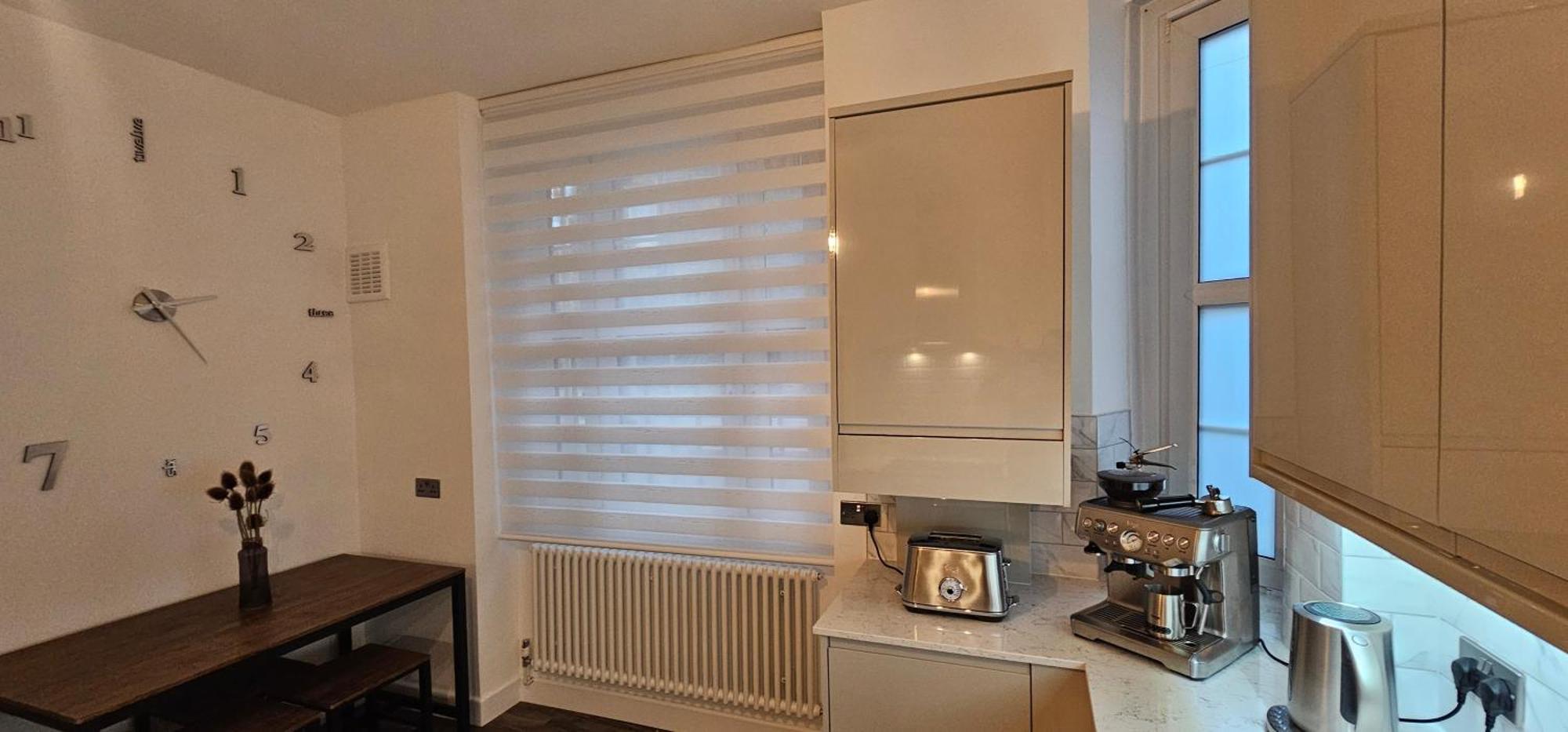 Homestay Tower Bridge Spacious King Bedroom With Extra Large Windows London