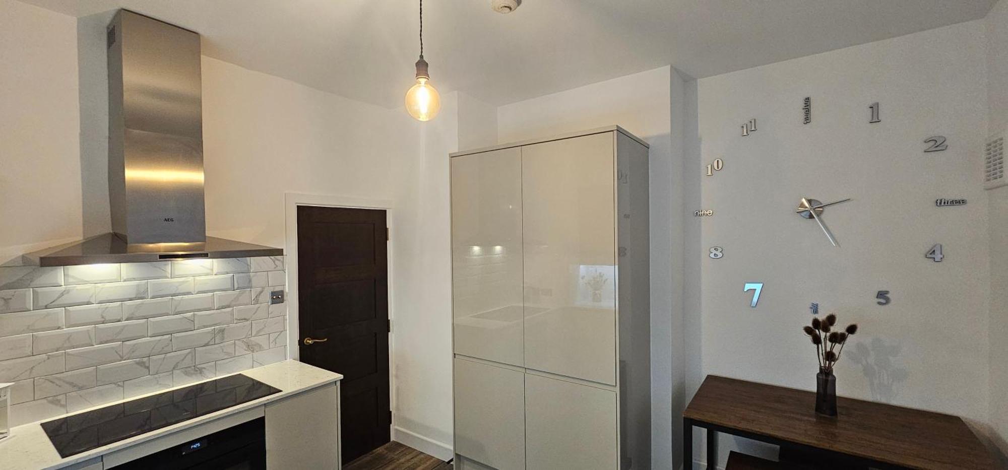 Tower Bridge Spacious King Bedroom With Extra Large Windows *
