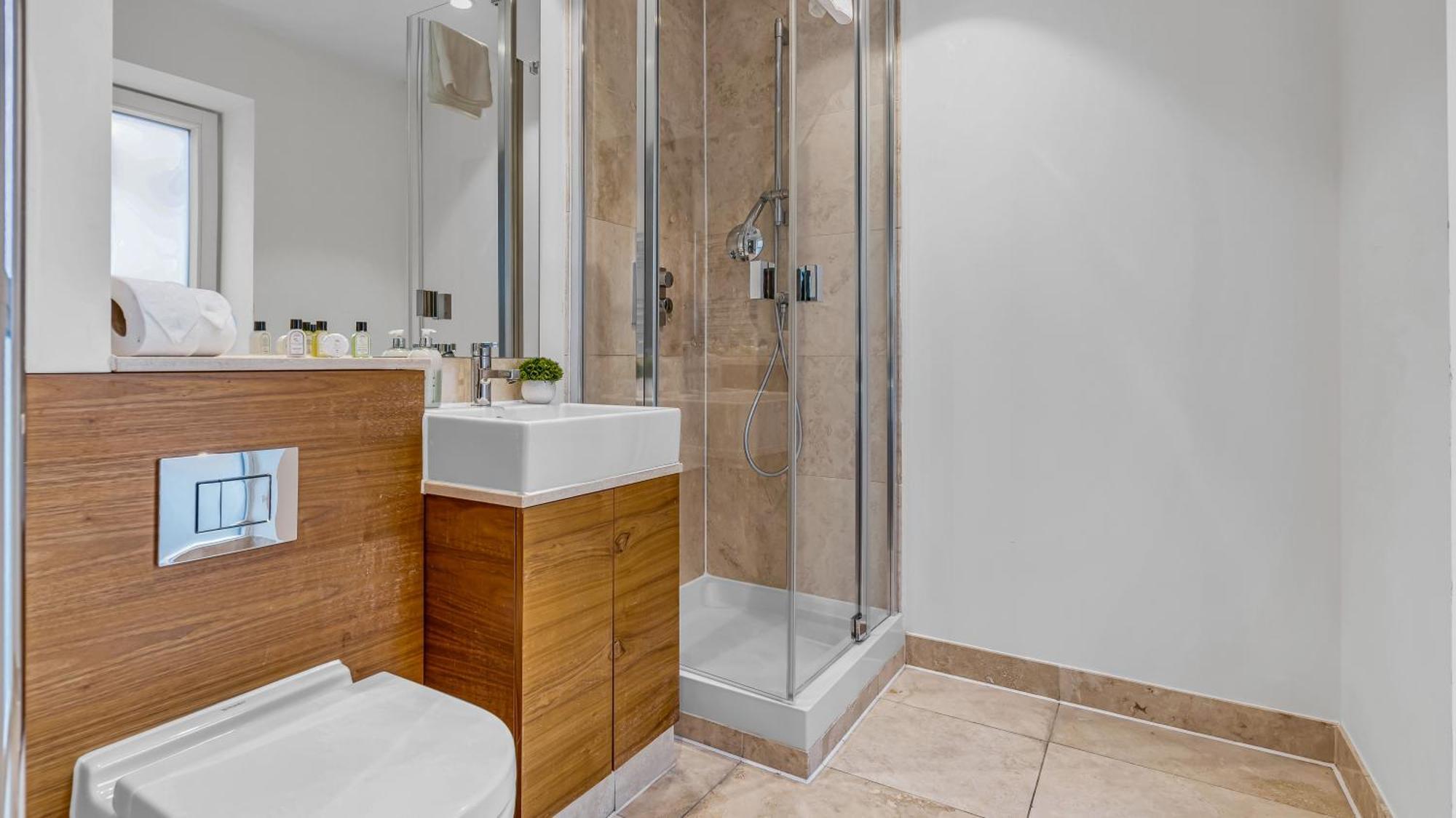 Modern Close To Colombia Road Market Apartment *