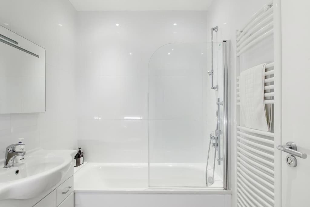 Comfortable 4 Bed Mews Town House Near Hyde Park London