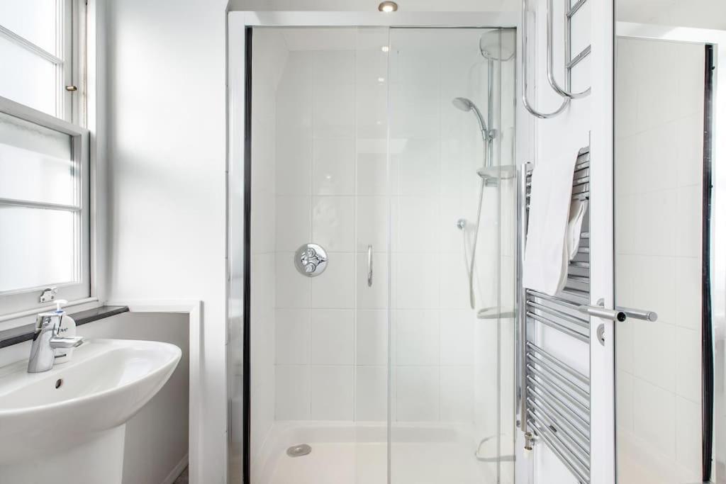 Comfortable 4 Bed Mews Town House Near Hyde Park Holiday home London