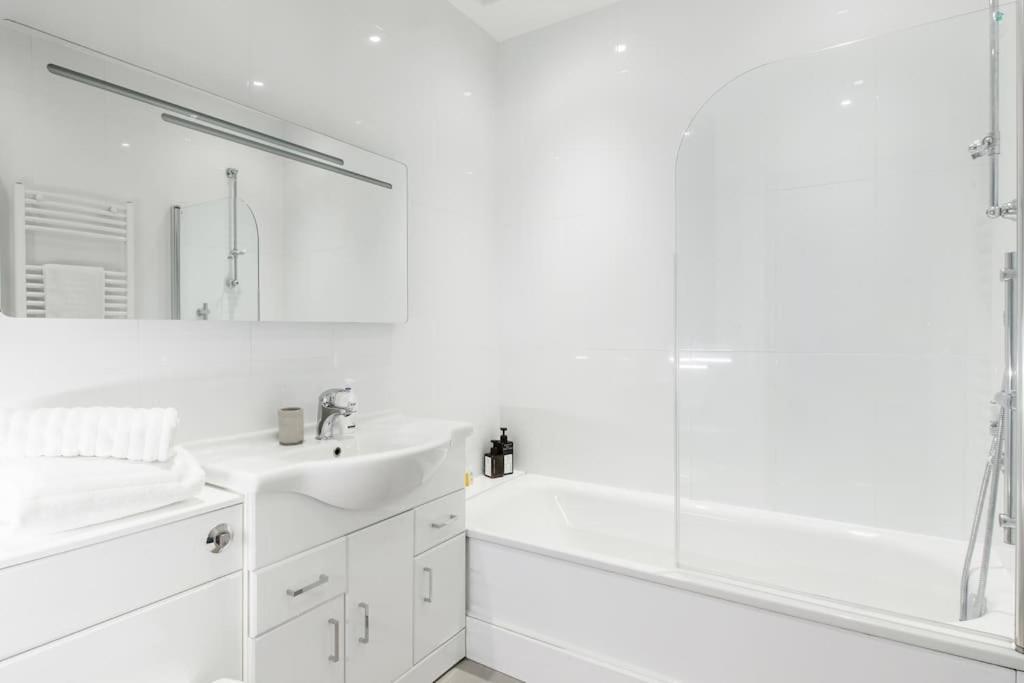 Comfortable 4 Bed Mews Town House Near Hyde Park London