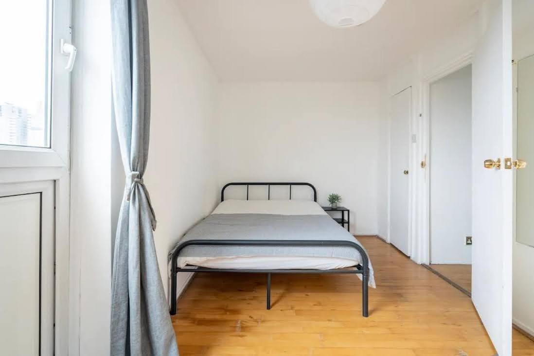 Spacious With Skyline Views Close To Eye Homestay London
