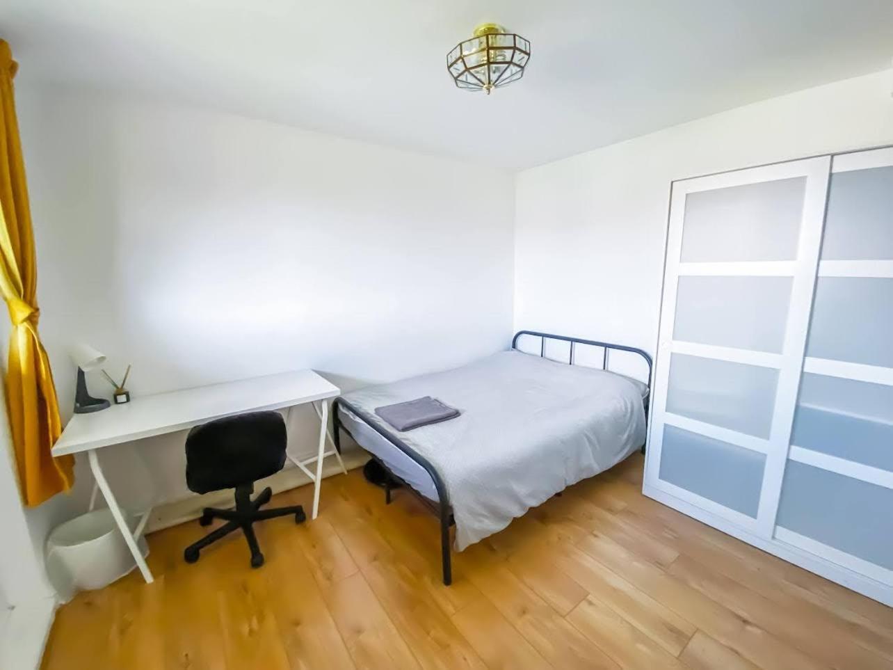 Spacious With Skyline Views Close To Eye *