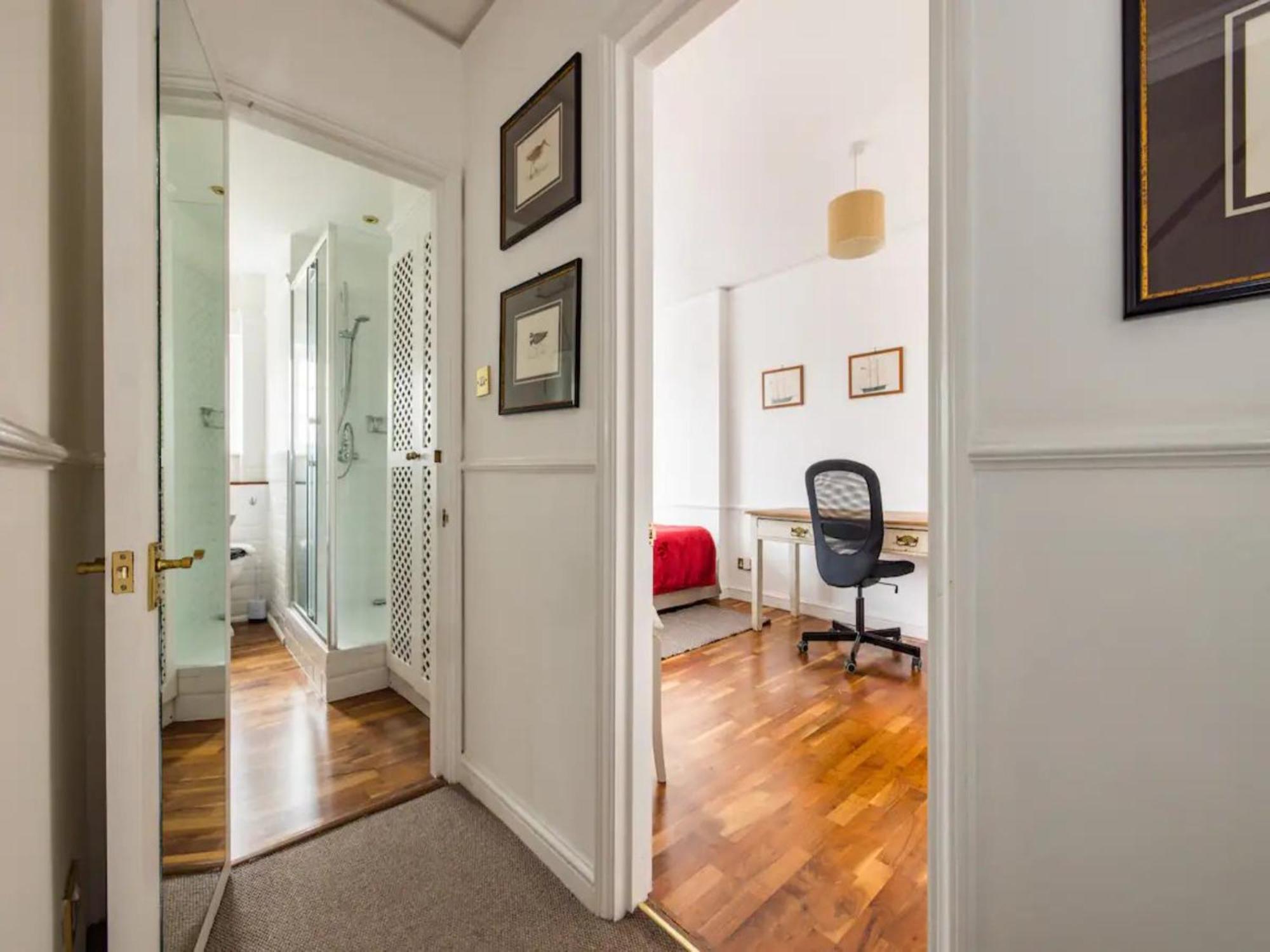 Pass The Keys Spacious And 2 Bedroom Flat In Chelsea *