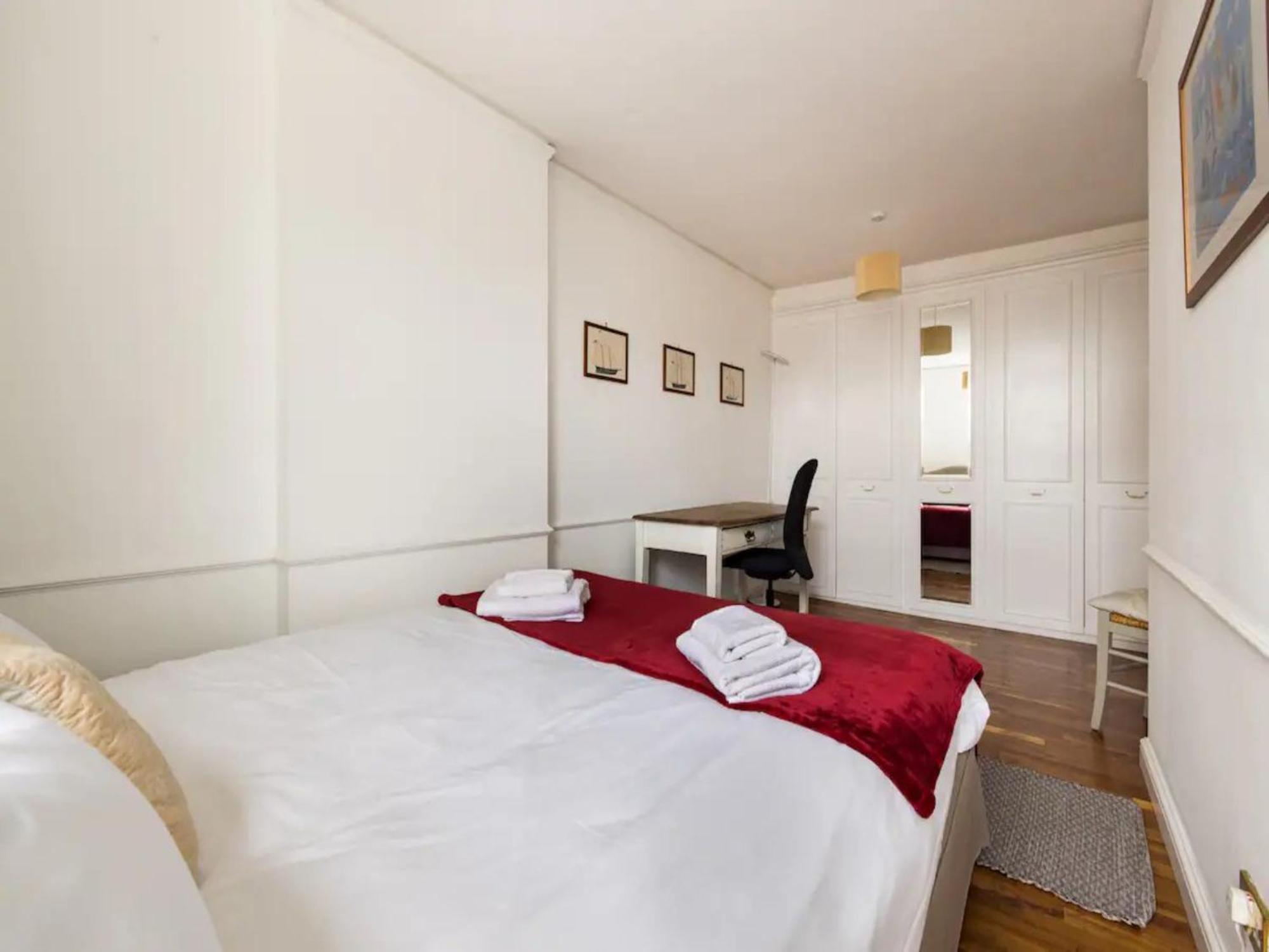 Pass The Keys Spacious And 2 Bedroom Flat In Chelsea