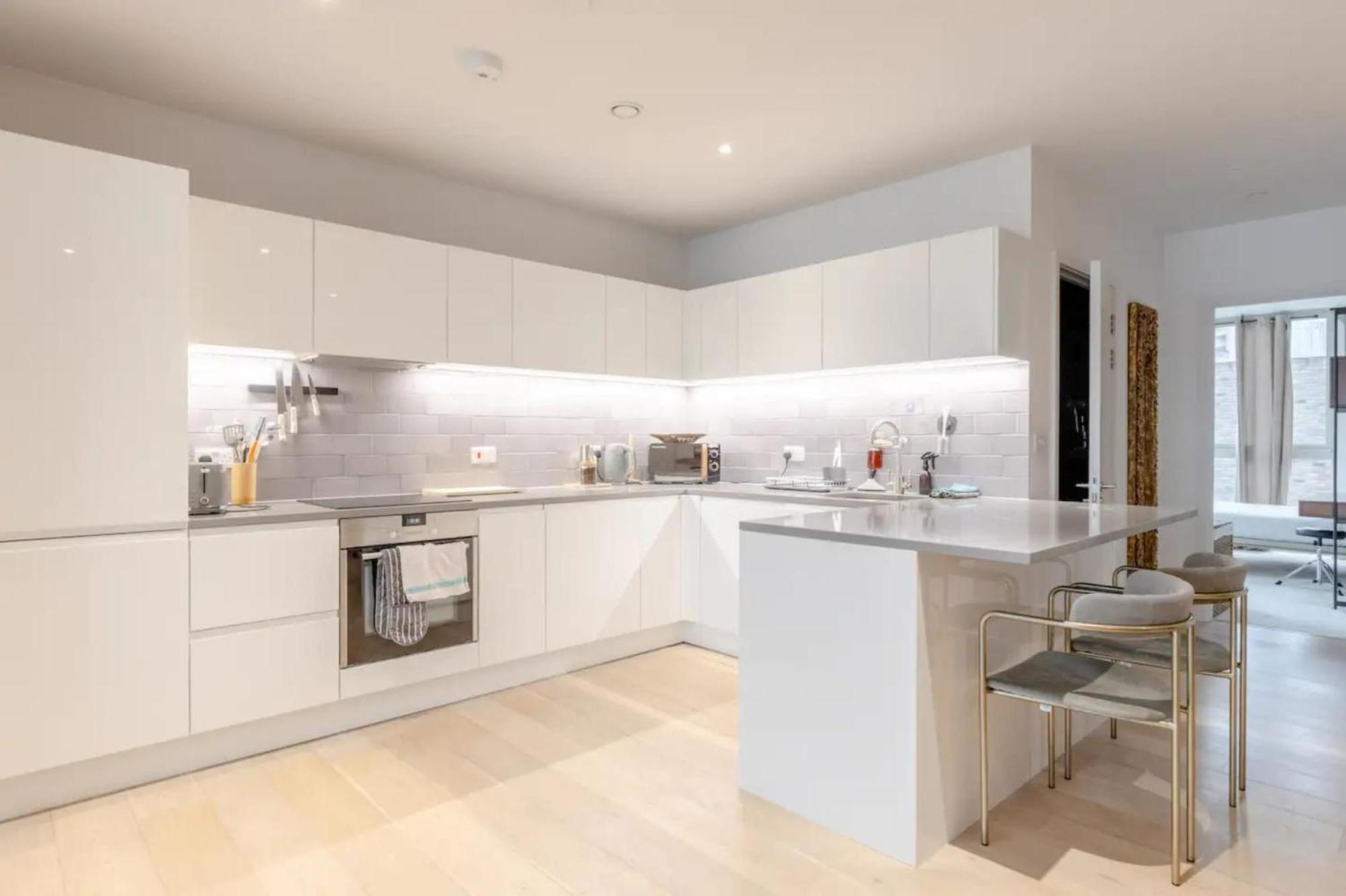 Apartment Charm & Convenience 3 Bed Near Excel *