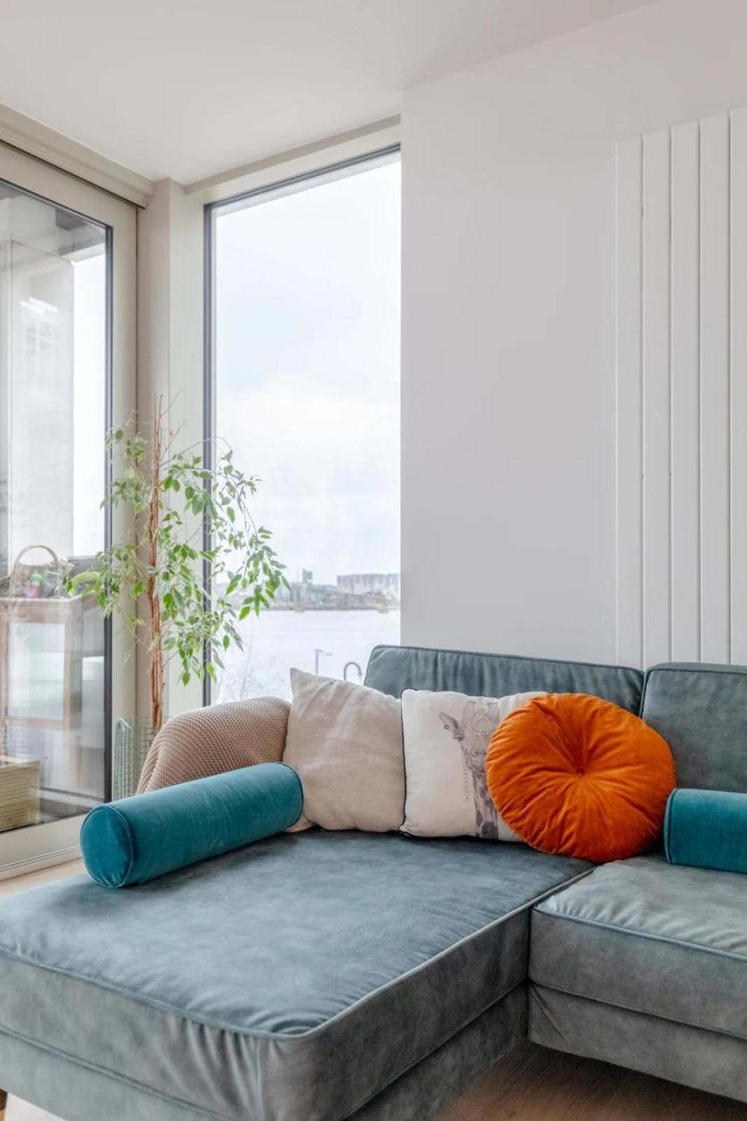 Charm & Convenience 3 Bed Near Excel Apartment *