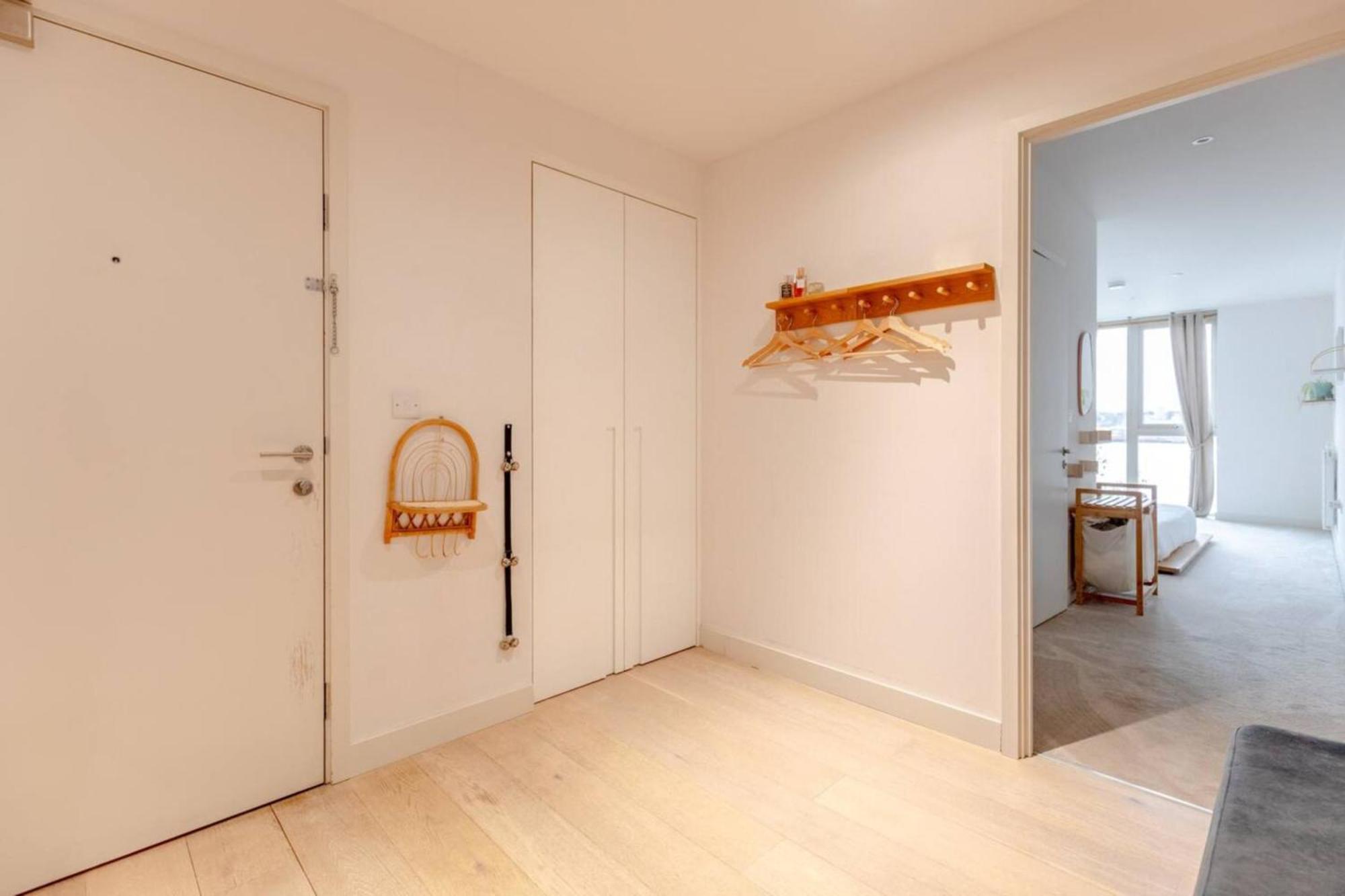 Charm & Convenience 3 Bed Near Excel Apartment