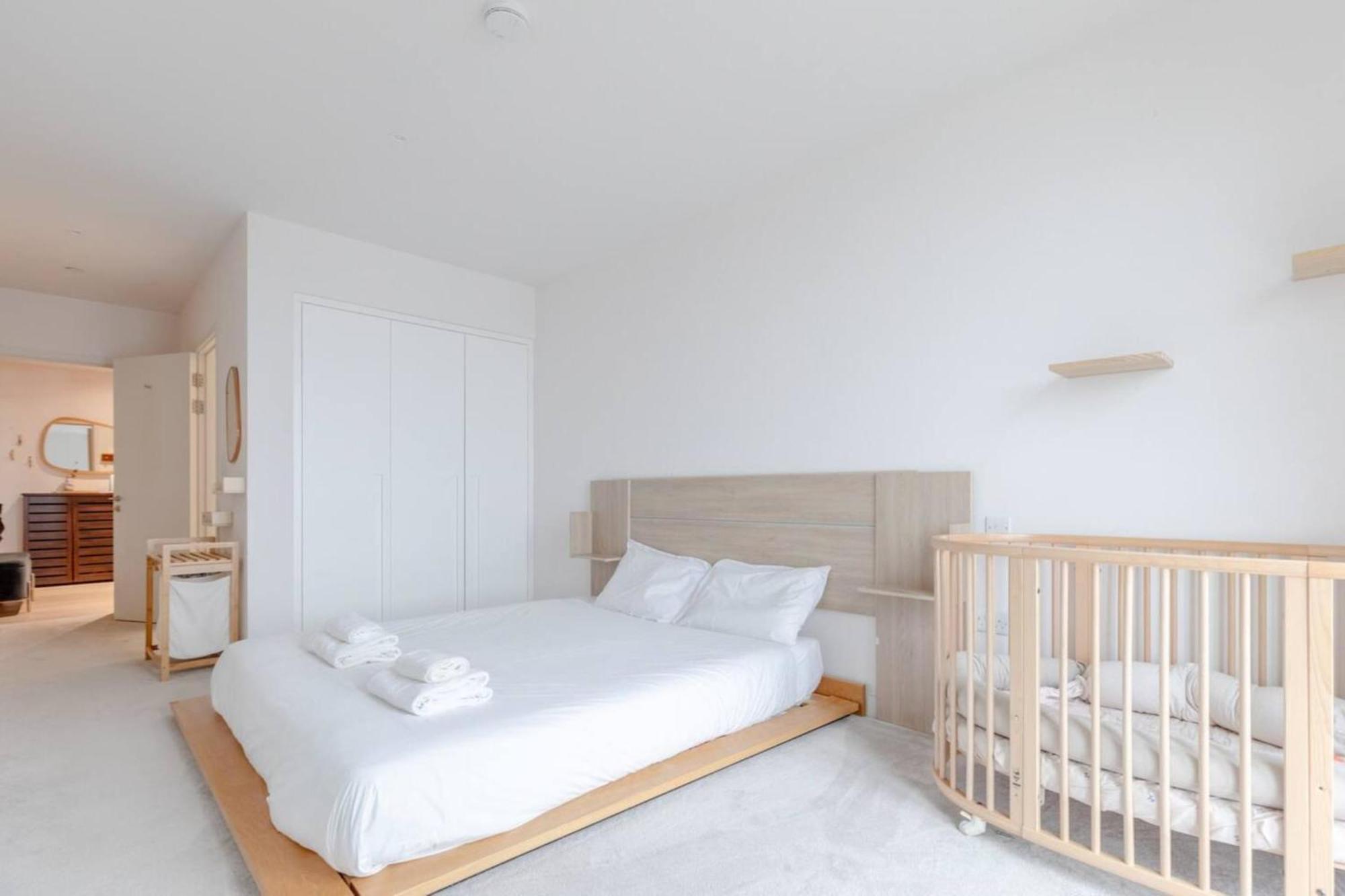 Charm & Convenience 3 Bed Near Excel London